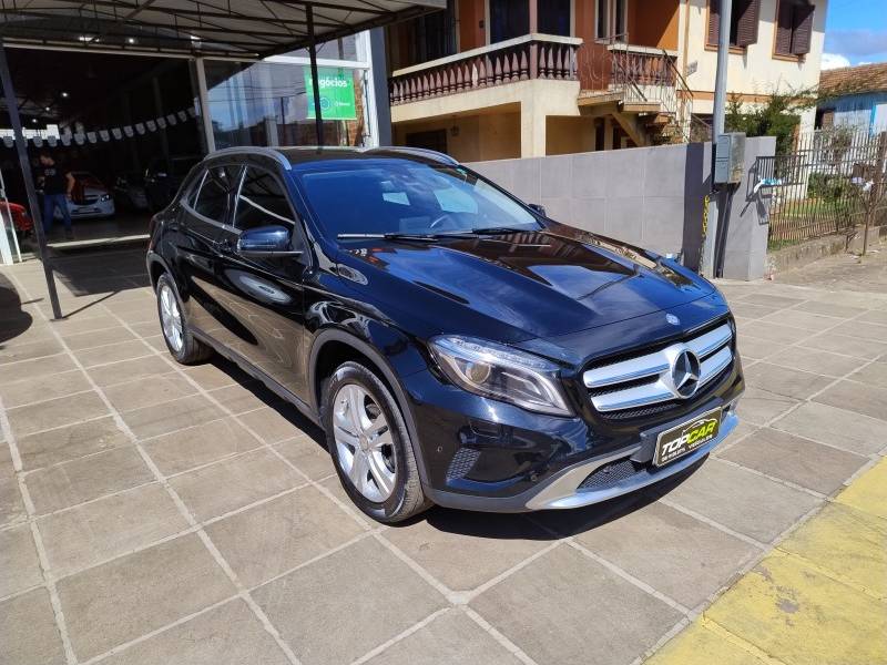 MERCEDES-BENZ - GLA 200 - 2017/2017 - Preta - R$ 115.900,00