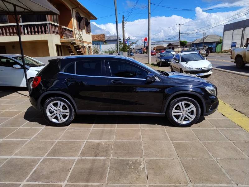 MERCEDES-BENZ - GLA 200 - 2017/2017 - Preta - R$ 115.900,00