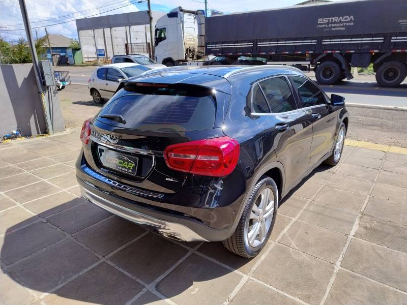 MERCEDES-BENZ - GLA 200 - 2017/2017 - Preta - R$ 115.900,00