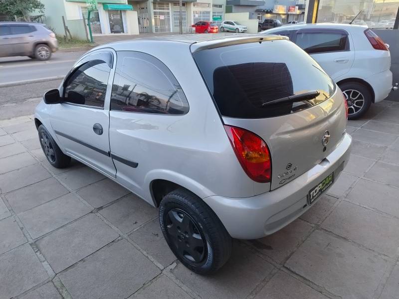 CHEVROLET - CELTA - 2004/2005 - Prata - R$ 15.990,00